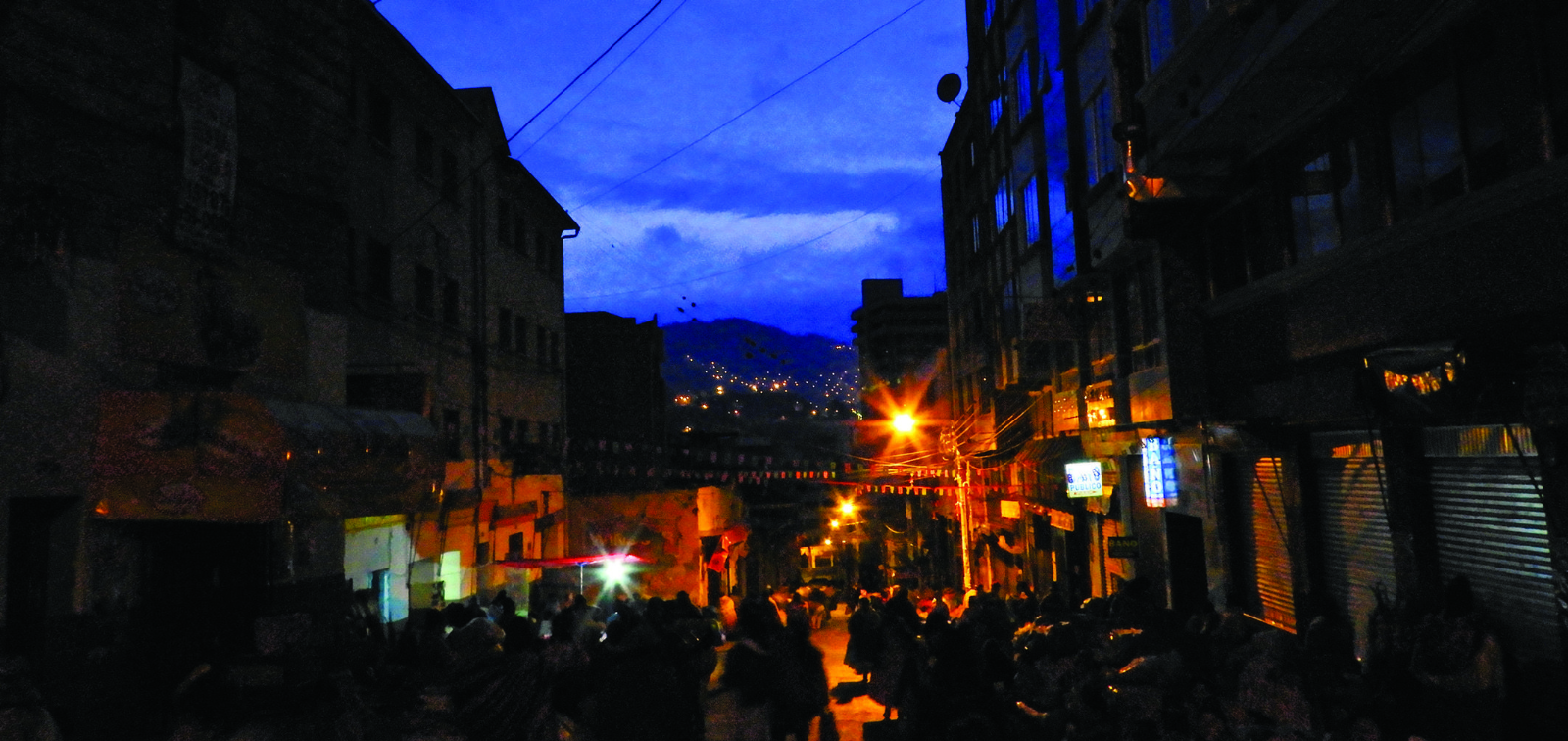 A medida que amanece, las vendedoras se afligen y los precios bajan. Aún así, ellas volverán. Si no es el jueves será el martes