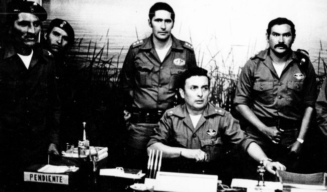 El Tcnl. Emilio Lanza, junto a sus oficiales, en mayo de 1981