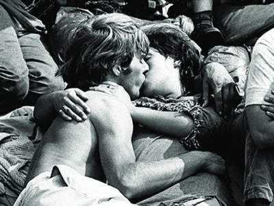 A couple kiss in the crowd at the Isle of Wight Festival - William Lovelace archivo digital