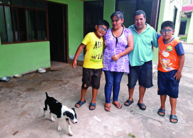 con los ojos mirando para distintas direcciones, pero que en su caso es común. Porque Genaro, Victoria, Gabriel y Danner son personas con baja visión. Que no es lo mismo que ciegos, aunque legalmente son considerados como tales.