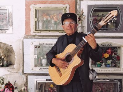 Jorge Vargas Hudson canta para los muertos.