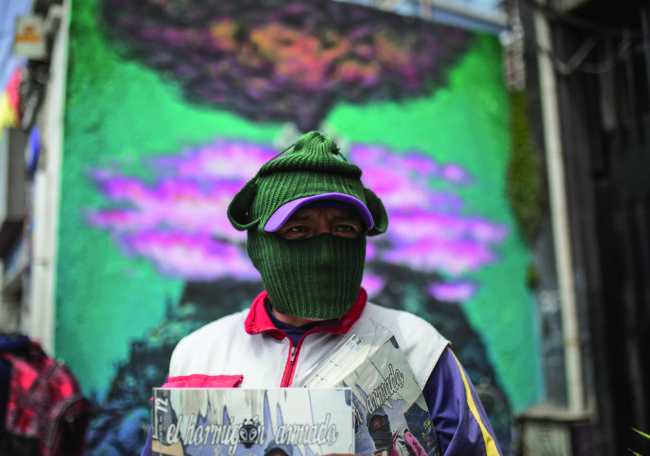 Un taller textil debajo del pasamontañas