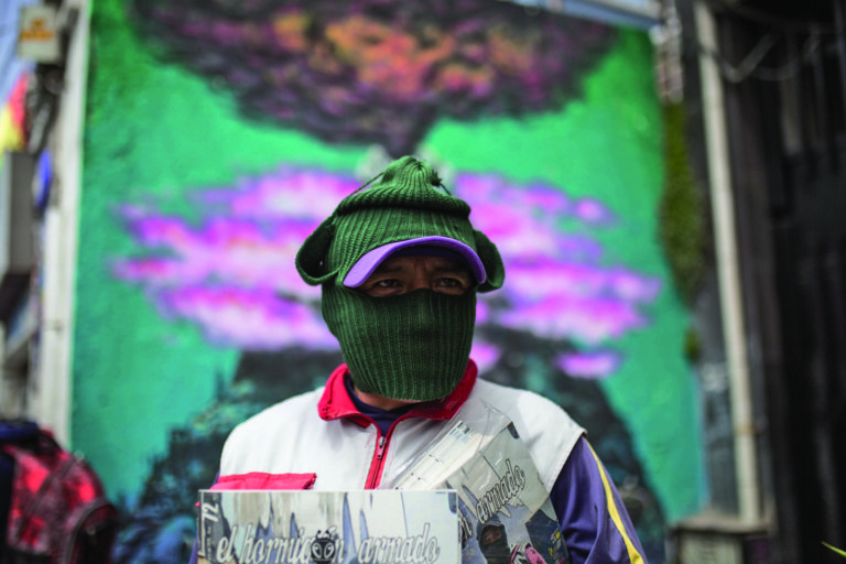 Un taller textil debajo del pasamontañas