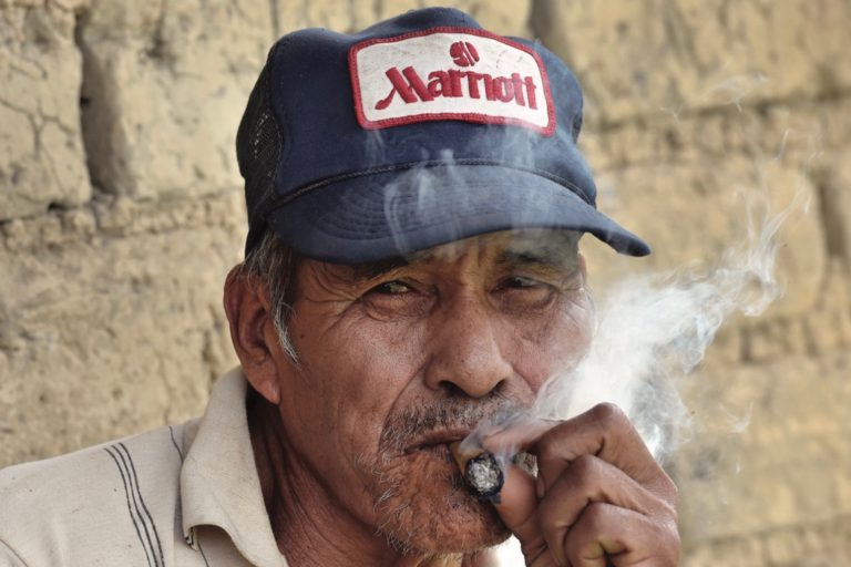 7. Fumar tabaco criollo y pijchar coca. Una cosa no puede ir sin la otra.