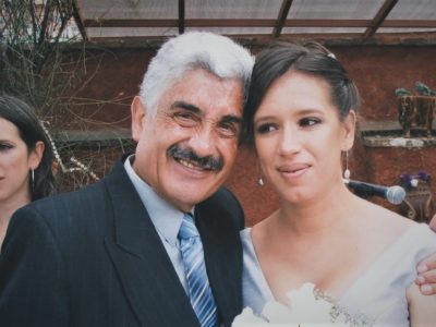 Una foto familiar del matrimonio de Daniela Cajías. El tío Nano la acompaña y a la izquierda asoma Irene.