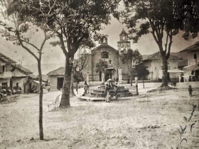 Plaza de Chulumani fotografiada por Arthur Posnansky, El baúl de Yungas. Gentileza de Guimer Zambrana.