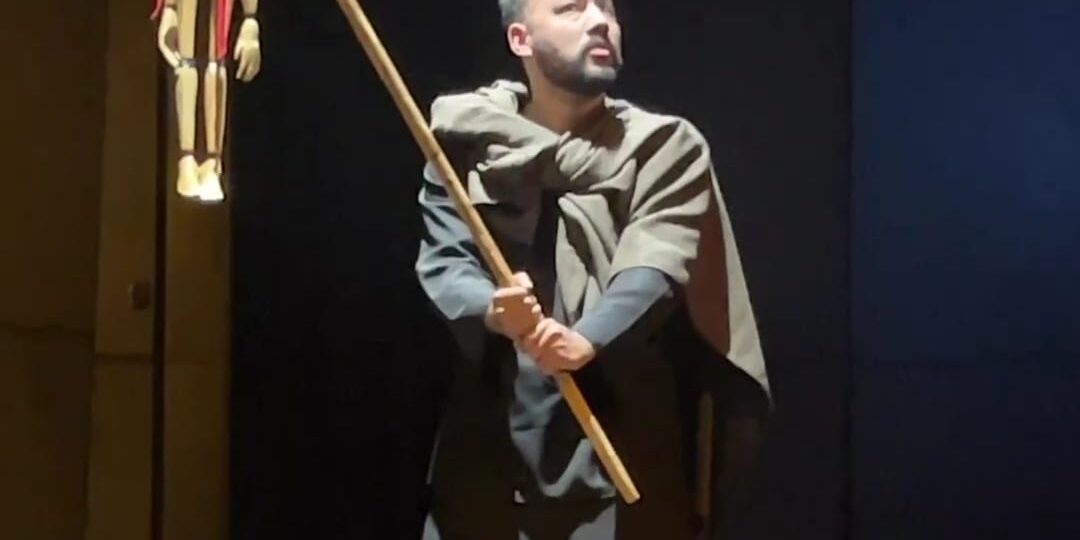 Javicho Soria, en su obra La saga de los vampiros / Fotografía de Deborah