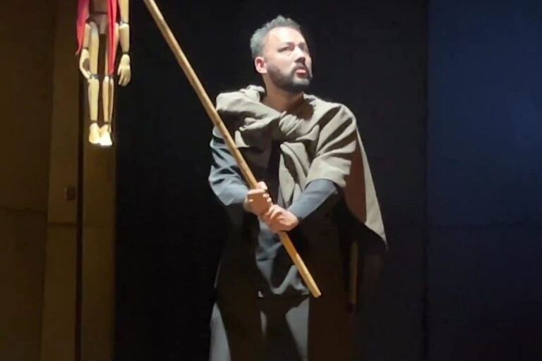 Javicho Soria, en su obra La saga de los vampiros / Fotografía de Deborah