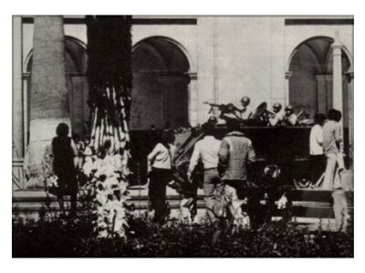 Tropas de los regimientos acantonados en Cochabamba enfrentan al CITE en la plaza 14 de Septiembre de Cochabamba durante el segundo alzamiento, el 25 de mayo de 1981 / Fotografía de Lucio Flores - Rascacielos