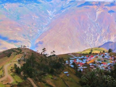 El pueblo de Aucapata construido en la ladera de una montaña.