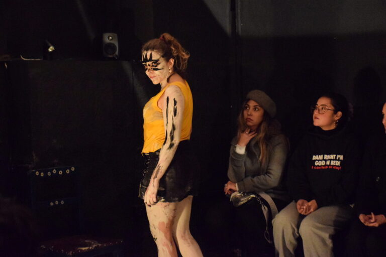 Ave, el canto de las existencias menores