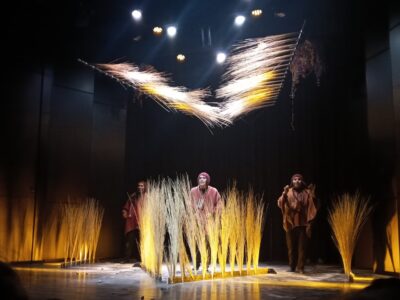 Luis Aduviri, Julio Guzmán y Fernando Zambrana en Willaku, la suerte del indio poeta. La obra ganó el premio Eduardo Abaroa y, por su dramaturgia, el premio Peter Travesí. Foto: Mabel Franco.