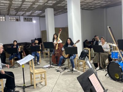 Cergio Prudencio y los músicos durante los ensayos en Sucre. El 1 y 2 de septiembre se estrena la ópera.