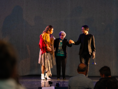 Matilde Casazola junto a Paola Alcócer y Bruno Lourensetto en el saludo final.