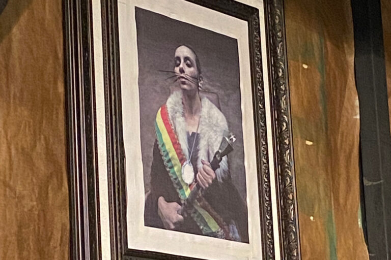 Tika Michel interpreta a Rata Mayor en La vúlgara politiqué, de Kike Gorena / Fotografía Teatro La cueva.