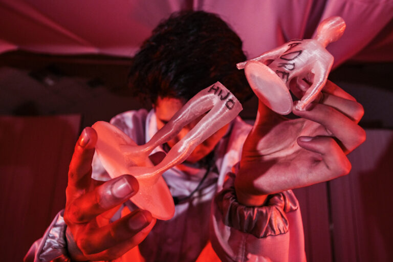 Jorge ante las figuritas del Tío de la mina y los mineros.