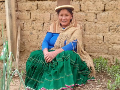 Alicia en su huerta en el distrito 7, zona Billandrani B-C Álamos, sector San Roque de El Alto. Fotografía de Oly Huanca.