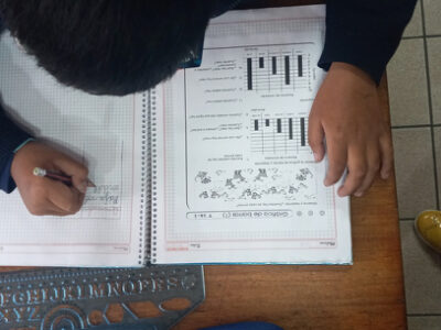 Estudiante de tercero de primaria en la clase de Matemáticas. Unidad Educativa Copacabana de La Paz / Fotografía de Mabel Franco.