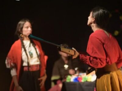 Micaela Bastidas y Juana Azurduy, heroínas americanas representadas por el grupo Paqarina. Foto: Grupo Paqarina.