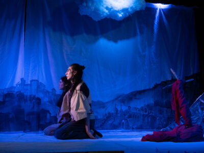 Edwin Villarroel y Raquel Márquez actúan y se mueven según coreografías de Elena Filomeno. Foto de China Martínez, teatro Nuna.